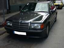 Mercedes Benz W201 190E 2.3-16. 1982 - 1988. Der W201, im Volksmund auch  Baby-Benz  genannt wurde im Dezember 1982 vorgestellt. Schnell gab es eine schon fast unübersichtliche Menge an Ausstattungsversionen und Motorisierungen. Der 2.3-16 wurde als sportliches Modell am Markt platziert. Der Vierzylinderreihenmotor hat einen Hubraum von 2299 cm³ und leistet 177 PS. Hat der Kunde das Modell mit Katalysator bestellt, reduziert sich die Leistung auf 170 PS. 10. Dukes of Downtown am 01.09.2018 in Essen-Rüttenscheid.