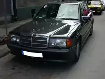 Mercedes Benz W201 190E 2.3-16. 1982 - 1988. Der W201, im Volksmund auch  Baby-Benz  genannt wurde im Dezember 1982 vorgestellt. Schnell gab es eine schon fast unübersichtliche Menge an Ausstattungsversionen und Motorisierungen. Der 2.3-16 wurde als sportliches Modell am Markt platziert. Der Vierzylinderreihenmotor hat einen Hubraum von 2299 cm³ und leistet 177 PS. Hat der Kunde das Modell mit Katalysator bestellt, reduziert sich die Leistung auf 170 PS. 10. Dukes of Downtown am 01.09.2018 in Essen-Rüttenscheid.
