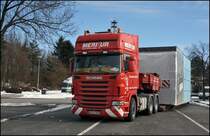 Im Sonnenlicht des 18.02.2009 wartet dieser SCANIA R560 \8/ der Spedition MERKUR auf die bevorstehende Nacht.