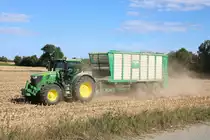 TKB Kellner John Deere 6215R mit Häckselwagen am 01.09.18 bei Frankfurt Bergen