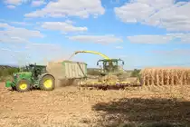 TKB Kellner John Deere 6215R mit Häckselwagen und John Deere 8500i am 01.09.18 bei Frankfurt Bergen