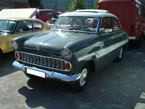 Ford Taunus G13 der vierten Serie. 1959 - 1962. Der im Volksmund  Streifentaunus  genannte G13, basierte auf dem bereits 1952 vorgestellten  Weltkugeltaunus . Lieferbar war dieses Modell mit zwei Vierzylinderreihenmotoren: 1172 cm³ Hubraum mit 38 PS oder 1498 cm³ mit 55 PS. 4. Ford Event in Krefeld am 02.09.2018.