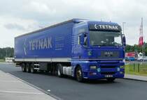 =MAN der Spedition TETNAK verlässt den Rastplatz an der A 7 im Juni 2018