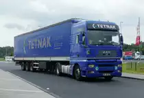 =MAN der Spedition TETNAK verlässt den Rastplatz an der A 7 im Juni 2018