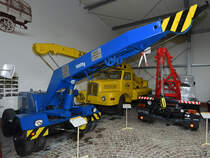 Ein 1,6-t-Autodrehkran (ADK IV/1,6) steht im Sächsischen Nutzfahrzeugmuseum Hartmannsdorf. (August 2018)