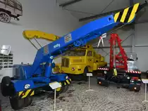 Ein 1,6-t-Autodrehkran (ADK IV/1,6) steht im Sächsischen Nutzfahrzeugmuseum Hartmannsdorf. (August 2018)