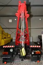Ein Abschleppkran S 12 R steht im Sächsischen Nutzfahrzeugmuseum Hartmannsdorf. (August 2018)