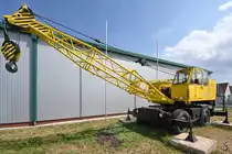Ein Kran steht auf dem Außengelände des Sächsischen Nutzfahrzeugmuseums Hartmannsdorf. (August 2018)