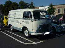 Ford Taunus FK 1000/1.5 Kastenwagen. 1955 - 1960. März 1953: Auf der Frankfurter Automobilausstellung präsentieren die Ford-Werke ihren neuen Eilfrachter als Konkurrenz zum VW-Transporter. Der FK war in vier Versionen lieferbar: Kastenwagen, Kombi, Achtsitzer-Bus mit festen Sitzen und PKW-mäßiger Ausstattung, sowie einem Pritschenwagen. Der hier abgelichtete FK 1500 ist mit dem Vierzylinderreihenmotor des Ford 15M ausgerüstet. Dieser leistet 55 PS aus 1498 cm³ Hubraum. Damit erreicht dieser Wagen eine Höchstgeschwindigkeit von 105 km/h. Der abgelichtete Lieferwagen stammt aus dem Jahr 1959. 4. Ford Event am 02.09.2018 in Krefeld.