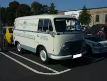 Ford Taunus FK 1000/1.5 Kastenwagen. 1955 - 1960. März 1953: Auf der Frankfurter Automobilausstellung präsentieren die Ford-Werke ihren neuen Eilfrachter als Konkurrenz zum VW-Transporter. Der FK war in vier Versionen lieferbar: Kastenwagen, Kombi, Achtsitzer-Bus mit festen Sitzen und PKW-mäßiger Ausstattung, sowie einem Pritschenwagen. Der hier abgelichtete FK 1500 ist mit dem Vierzylinderreihenmotor des Ford 15M ausgerüstet. Dieser leistet 55 PS aus 1498 cm³ Hubraum. Damit erreicht dieser Wagen eine Höchstgeschwindigkeit von 105 km/h. Der abgelichtete Lieferwagen stammt aus dem Jahr 1959. 4. Ford Event am 02.09.2018 in Krefeld.