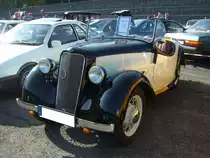 Ford Eifel Roadster. 1935 - 1939. Das Modell Eifel wurde bereits 1935 am Markt platziert. Der abgelichtete  Sportwagen  wurde 1936 gebaut. Ein solcher Ford Eifel Roadster stand mit einem Preis von RM 2850,00 in den Preislisten der Ford-Händler. Der Vierzylinderreihenmotor leistet aus einem Hubraum von 1172 cm³ 35 PS. Die Kölner Fordwerke gaben die Höchstgeschwindigkeit mit 100 km/h bei einem Verbrauch von 8,5 Litern Benzin auf 100 Kilometern an. 4. Ford Event am 02.09.2018 in Krefeld.