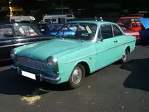 Ford Taunus P4 12M Coupe, gebaut von 1963 bis 1966. Der P4 wurde im September 1962 als zweitürige Limousine vorgestellt. 1963 folgten das besagte Coupe, die viertürige Limousine und das Kombimodell. Der Käufer konnte bei der Motorisierung zwischen zwei V4-motoren wählen: 1183 cm³ Hubraum mit 40 PS oder 1498 cm³ Hubraum mit 50 PS. In der sportlichen TS-Ausstattung leistet der 1.5l Motor sogar 55 PS.  Der abgelichtete Wagen ist im Farbton hellgrün65 lackiert. 4. Ford Event am 02.09.2018 in Krefeld.