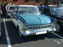 Ford Taunus P2 Limousine. 1957 - 1960. Die stark vom amerikanischen Zeitgeschmack inspirierte Karosserie, war als zwei- und viertürige Limousine und als dreitüriges Kombi lieferbar. Für eine solche, hier abgelichtete zweitürige Limousine, waren mindestens DM 6830,00 fällig. Als einzige Motorisierung war ein Vierzylinderreihenmotor mit 60 PS aus einem Hubraum von 1698 cm³ verbaut. 4. Ford Event am 02.09.2018 in Krefeld.