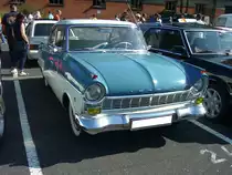 Ford Taunus P2 Limousine. 1957 - 1960. Die stark vom amerikanischen Zeitgeschmack inspirierte Karosserie, war als zwei- und viertürige Limousine und als dreitüriges Kombi lieferbar. Für eine solche, hier abgelichtete zweitürige Limousine, waren mindestens DM 6830,00 fällig. Als einzige Motorisierung war ein Vierzylinderreihenmotor mit 60 PS aus einem Hubraum von 1698 cm³ verbaut. 4. Ford Event am 02.09.2018 in Krefeld.