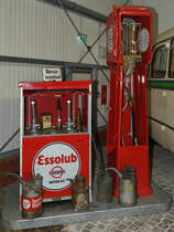 Eine alte Tanksäule im Sächsischen Nutzfahrzeugmuseum Hartmannsdorf. (August 2018)