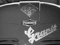 Embleme an einem IFA Phänomen Granit 27. (Sächsisches Nutzfahrzeugmuseum Hartmannsdorf, August 2018)