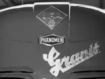 Embleme an einem IFA Phänomen Granit 27. (Sächsisches Nutzfahrzeugmuseum Hartmannsdorf, August 2018)
