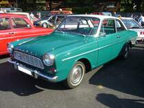 Ford Taunus P4 12M Coupe, gebaut von 1963 bis 1966. Der P4 wurde im September 1962 als zweitürige Limousine vorgestellt. 1963 folgten das besagte Coupe, die viertürige Limousine und das Kombimodell. Der Käufer konnte bei der Motorisierung zwischen zwei V4-motoren wählen: 1183 cm³ Hubraum mit 40 PS oder 1498 cm³ Hubraum mit 50 PS. In der sportlichen TS-Ausstattung leistet der 1.5l Motor sogar 55 PS. Der abgelichtete Wagen ist im Farbton dunkelgrün65/weiß65 lackiert. 4. Ford Event am 02.09.2018 in Krefeld.