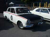 Ford Cortina MK I, gebaut von 1962 bis 1966. Der Cortina war das britische Gegenstück zum deutschen Taunus P4. Außerhalb Englands wurde der Wagen in die Niederlande, in die Schweiz und nach Österreich verkauft. Der Wagen war wahlweise mit einem Vierzylinderreihenmotor mit einem Hubraum von 1198 cm³ und 49 PS oder mit einem Hubraum von 1498 cm³ und 60 PS lieferbar. Der abgelichtete Cortina ist etwas sportlicher als die Serienlimousine  aufgemacht  und dürfte über etwas mehr Leistung verfügen. 4. Ford Event am 02.09.2018 in Krefeld.