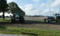 =John Deere 8335 R bei Feldarbeiten in der Nähe von Kalkhorst im September 2018