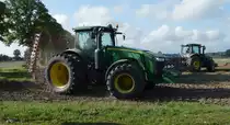 =John Deere 8335 R bei Feldarbeiten in der Nähe von Kalkhorst im September 2018