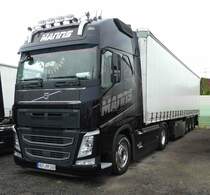 =Volvo FH-Sattelzug der Spedition MANNS steht im August 2018 in Neukirchen
