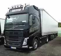 =Volvo FH-Sattelzug der Spedition MANNS steht im August 2018 in Neukirchen