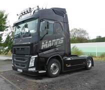 =Volvo FH-Sattelzugmaschine der Spedition MANNS steht im August 2018 in Neukirchen