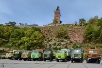 Einige W50 und L60, sowie ein Ural 4320 haben sich vor dem Kyffhäuserdenkmal positioniert. (Bad Frankenhausen, September 2018)