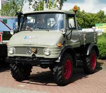 =Unimog steht bei der Traktorenausstellung  Ahle Bulldogge us Angeschbach oh Lannehuse  in Angersbach im Juni 2018