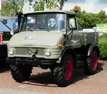 =Unimog steht bei der Traktorenausstellung  Ahle Bulldogge us Angeschbach oh Lannehuse  in Angersbach im Juni 2018
