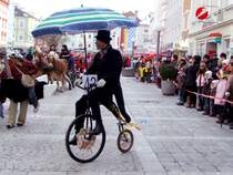Ein kleines Hochrad mit Faschingsnarr beim Umzug in Ried i.I.; 090215