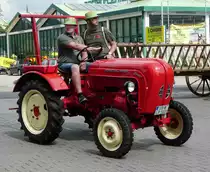 =Porsche Junior besucht die Traktorenausstellung  Ahle Bulldogge us Angeschbach oh Lannehuse  in Angersbach im Juni 2018