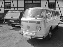 Ein VW T2 und ein alter Landrover in Brohl. (August 2018)