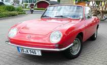 =Fiat 850 Spider steht bei der Traktorenausstellung  Ahle Bulldogge us Angeschbach oh Lannehuse  in Angersbach im Juni 2018