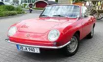 =Fiat 850 Spider steht bei der Traktorenausstellung  Ahle Bulldogge us Angeschbach oh Lannehuse  in Angersbach im Juni 2018