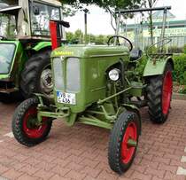 =Schlüter steht bei der Traktorenausstellung  Ahle Bulldogge us Angeschbach oh Lannehuse  in Angersbach im Juni 2018