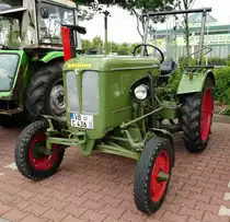 =Schlüter steht bei der Traktorenausstellung  Ahle Bulldogge us Angeschbach oh Lannehuse  in Angersbach im Juni 2018