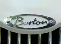 =Frontemblem des Burton aus den Niederlanden, auf Basis des Citroen 2 CV, ausgestellt bei Blech & Barock im Juli 2018 auf dem Gelände von Schloß Fasanerie bei Eichenzell