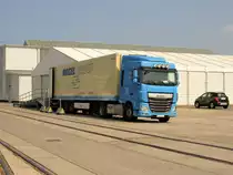 Ein DAF XF Euro 6 lädt am alten Fischereihafen in Rostock von Birgit Krüger mit Nagel Group Trailer.