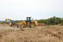 CAT 938H Radlader am 13.09.18 bei Kleinostheim durch den Zaun fotografiert