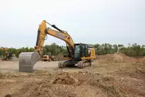 CAT 324E Rauppenbagger am 13.09.18 bei Kleinostheim durch den Zaun fotografiert