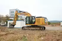 CAT 324E Rauppenbagger am 13.09.18 bei Kleinostheim durch den Zaun fotografiert