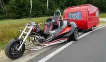 =BOOM-Trike mit  Anhang  rastet an der A 7 im Juni 2018