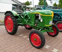 =Deutz steht bei der Traktorenausstellung  Ahle Bulldogge us Angeschbach oh Lannehuse  in Angersbach im Juni 2018
