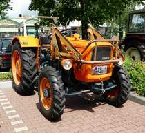 =Fiat steht bei der Traktorenausstellung  Ahle Bulldogge us Angeschbach oh Lannehuse  in Angersbach im Juni 2018