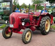 =Porsche Standard steht bei der Traktorenausstellung  Ahle Bulldogge us Angeschbach oh Lannehuse  in Angersbach im Juni 2018