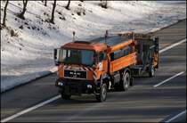 MAN FE360A mit fahrbarer Absperrtafel auf dem Weg zur Meisterei. (18.02.2009)