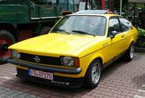 =Opel Kadett 2.0 steht bei der Traktorenausstellung  Ahle Bulldogge us Angeschbach oh Lannehuse  in Angersbach im Juni 2018