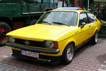 =Opel Kadett 2.0 steht bei der Traktorenausstellung  Ahle Bulldogge us Angeschbach oh Lannehuse  in Angersbach im Juni 2018